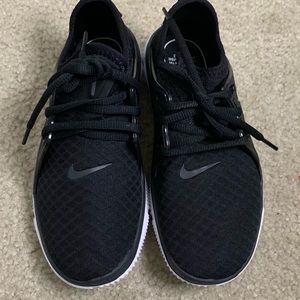 Black Nike Size 5 ( BRAND NEW)